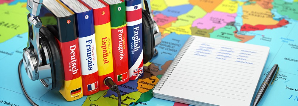 quattro dizionari di lingue su una cartina